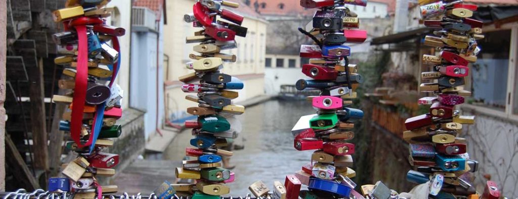 lock-bridge-prague