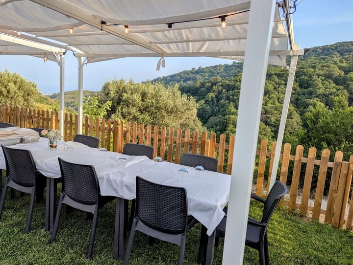 Tropp seating area